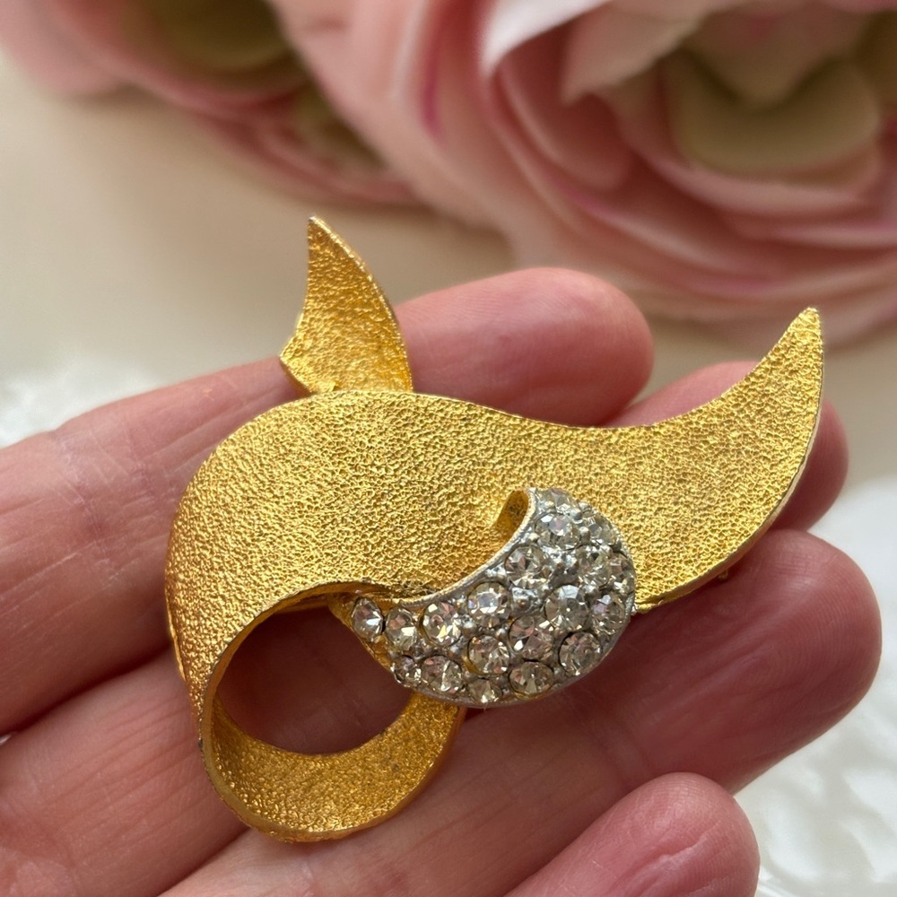 Vintage Textured Goldtone Brooch with Rhinestones